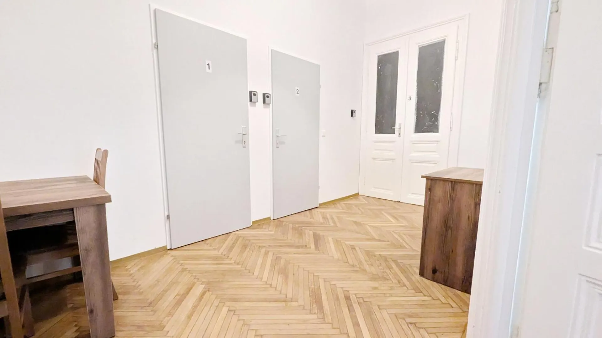 Spacious Rooms - 15 Min From Airport & City Center, 5 Min From Vienna Main-Bus Station Ez7 0*,  Áustria